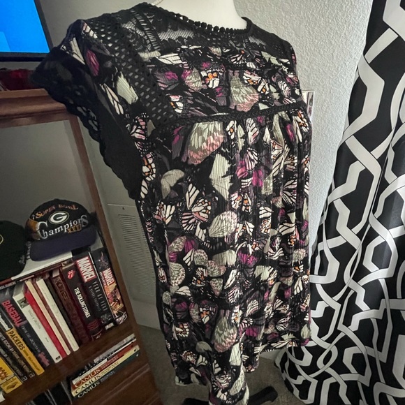 Mixed Media Flutter Sleeve Top - Picture 5 of 6